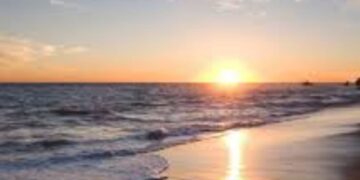 ଡଗରା ବେଳାକୁ ଚୁମି ଚୁମି ଯାଏ