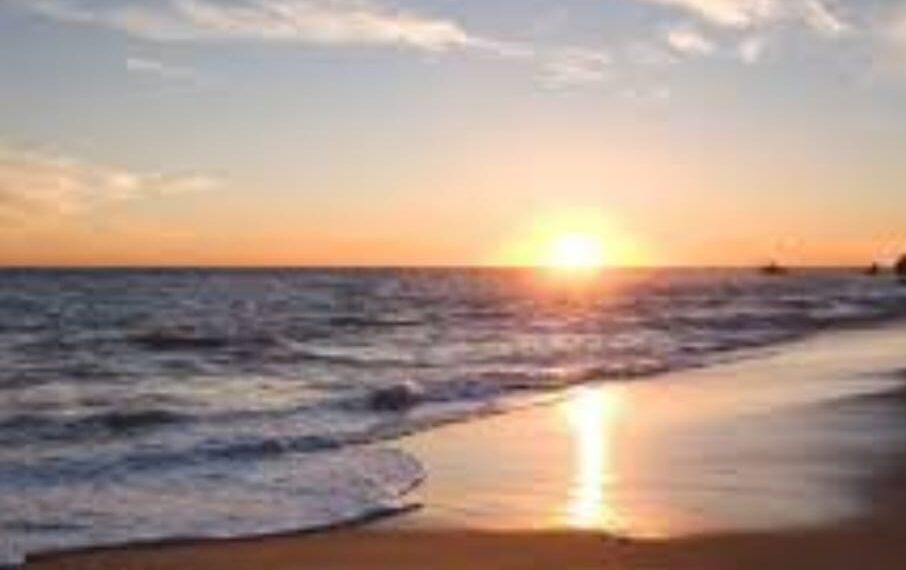 ଡଗରା ବେଳାକୁ ଚୁମି ଚୁମି ଯାଏ