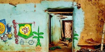 ଭାଙ୍ଗିଯାଉଅଛି ଷଠିଘର