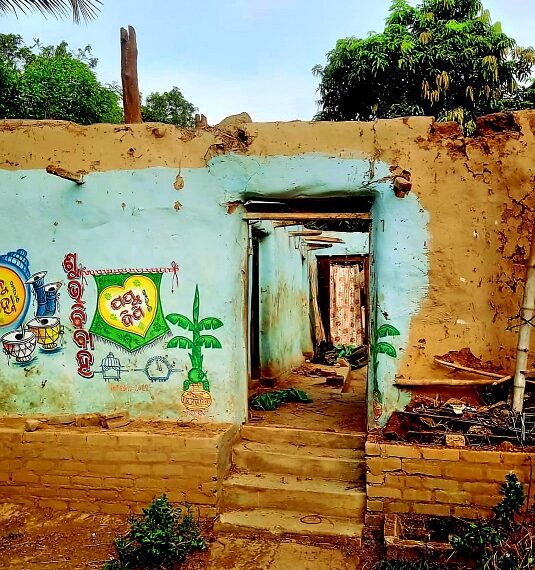 ଭାଙ୍ଗିଯାଉଅଛି ଷଠିଘର