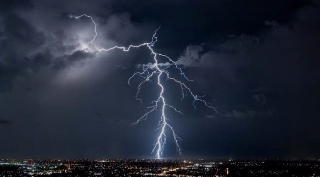 ଆଷାଢ଼ର ଏଇ ବରଷା ରାତିରେ